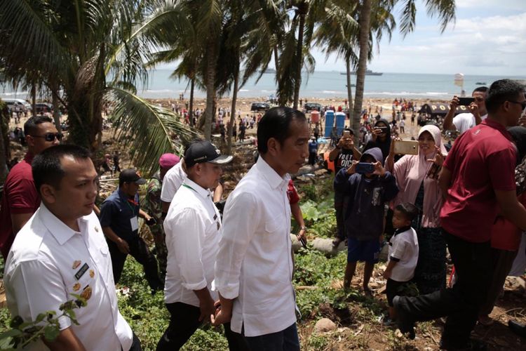 Presiden Jokowi menemui warga korban bencana tsunami selat sunda di Desa Kunjir Lampung Selatan. Foto Humas Ridho Ficardo