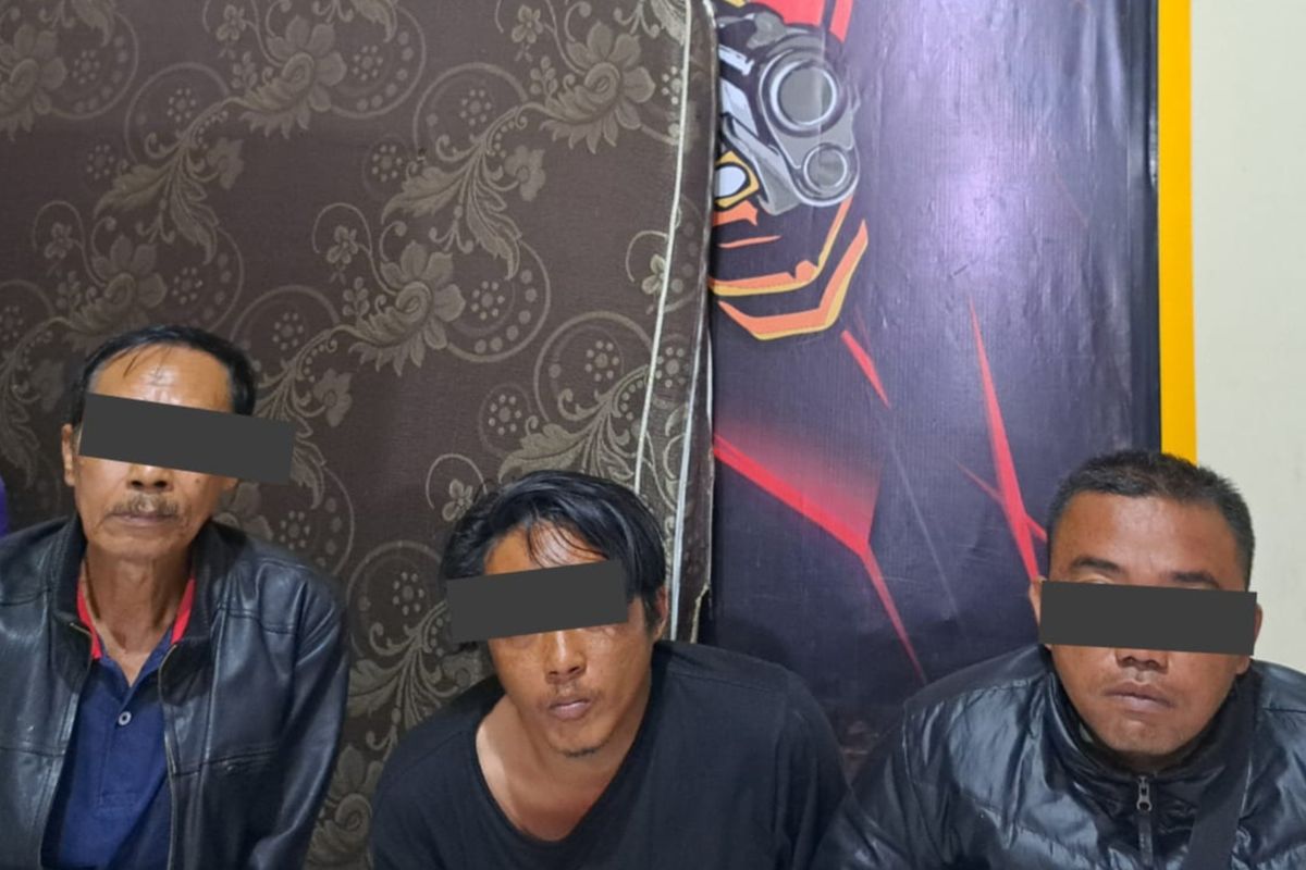 Kakek Sugiono asal Kota Batu, Malang, bersama dua pelaku lainnya yang mencuri uang Rp 45 juta milik adik iparnya.