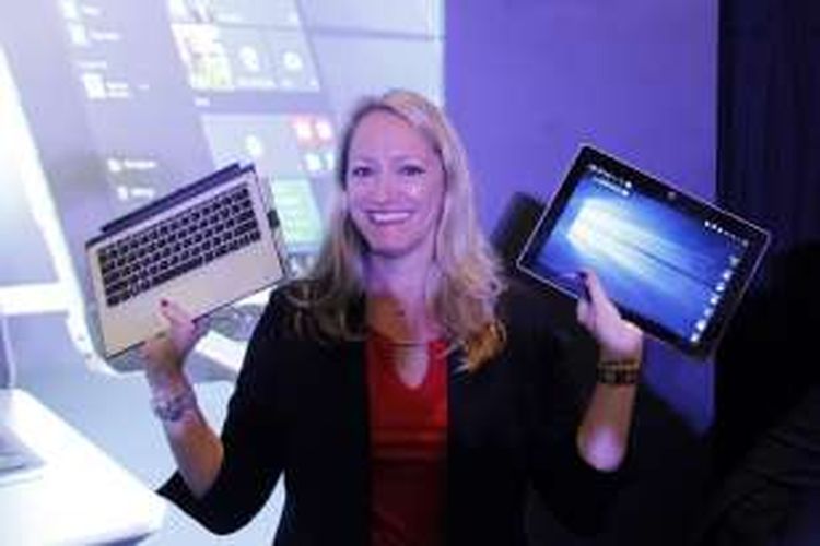 Anneliese Olson, General Manager Umum dan Vice President of Personal Sytems Business HP untuk Asia Pasifik dan Japan dengan laptop HP Spectre