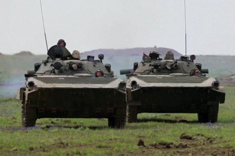 Pasukan Rusia ketika melakukan latihan. Menteri Pertahanan Sergei Shoigu menyatakan mereka bakal menarik sebagian pasukan dari perbatasan dengan Ukraina.