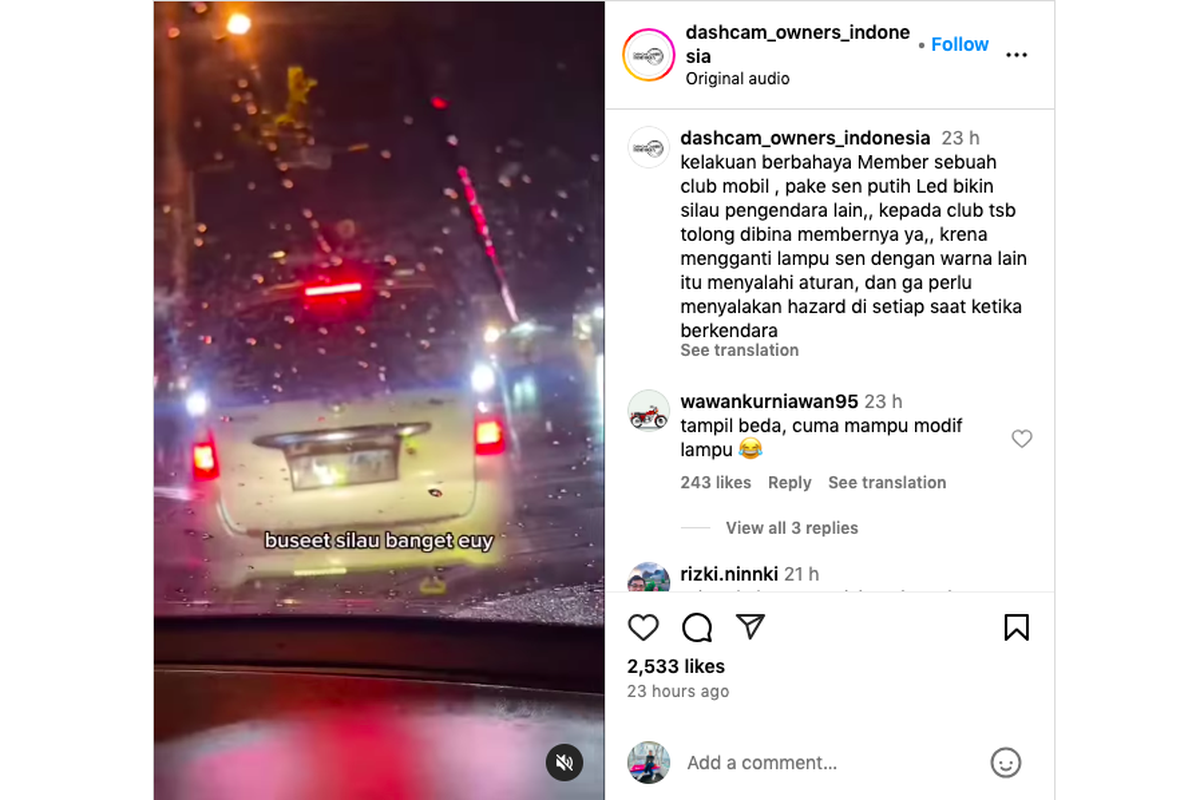 Mobil pakai lampu hazard warna putih.