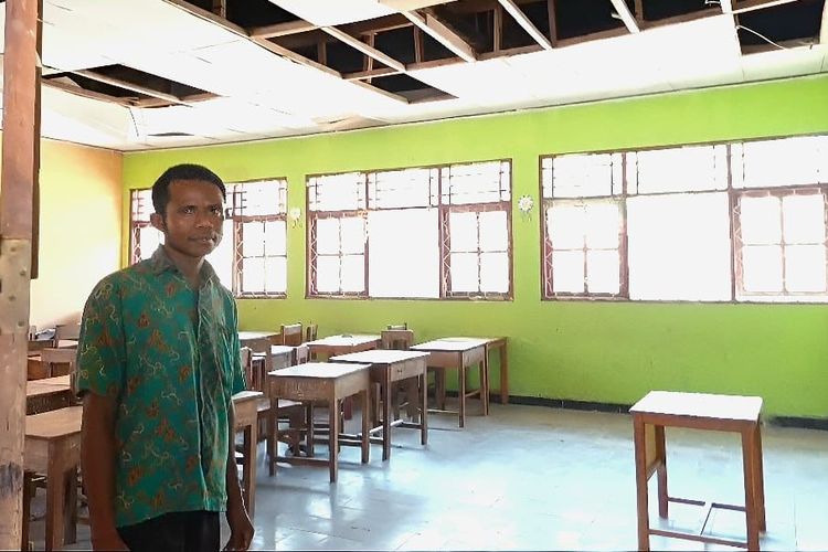 Seorang guru di Sekolah Menengah Pertama (SMP) Negeri Wini bernama Lukas Kolo (37) tengah berdiri di salah satu ruang kelas, Jumat (17/11/2023).