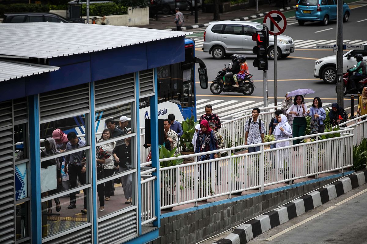 Penumpang memasuki stasiun bank indonesia di Jalan M.H Thamrin, Jakarta Pusat, Kamis (6/2/2020). Jumlah pengguna transjakarta telah menembus 1 juta penumpang per hari. Jumlah penumpang sebanyak 1.006.579 orang tercatat pada Selasa (4/2/2020).