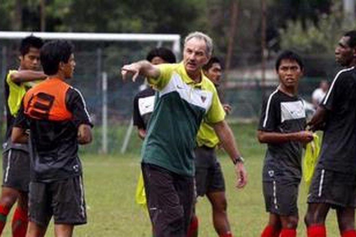 Timnas Indonesia berlatih di bawah arahan Alfred Riedl di lapangan PSSI, Kompleks Stadion Gelora Bung Karno, Senin (20/12/2010). Indonesia akan melawan Malaysia pada 26 Desember 2010 di Stadion Bukit Jalil Kuala Lumpur Malaysia. 