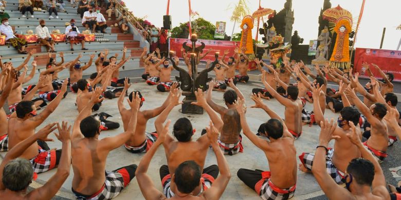 Tari Kecak Tari Tradisional Bali Dengan 50 Penari Pengiring Halaman All Kompas Com