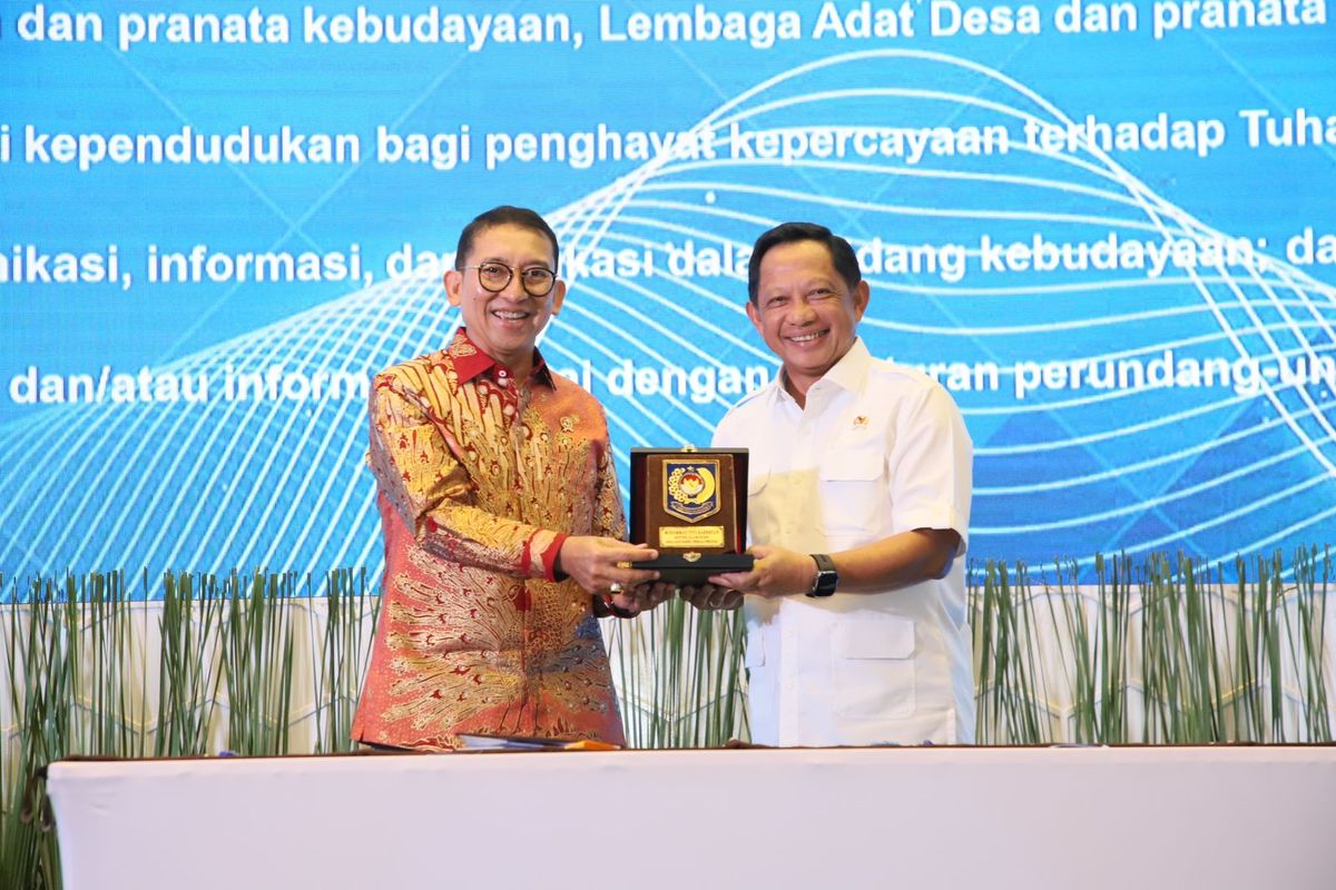 Menteri Dalam Negeri (Mendagri) Muhammad Tito Karnavian menandatangani nota kesepahaman (MoU) antara Kementerian Dalam Negeri (Kemendagri) dan Kementerian Kebudayaan sebagai langkah memperkuat sinergi antarkementerian dalam upaya memajukan kebudayaan nasional di Plaza Insan Berprestasi, Gedung A Kementerian Pendidikan Dasar dan Menengah (Kemendikdasmen), Jakarta, Selasa (21/10/2025).
