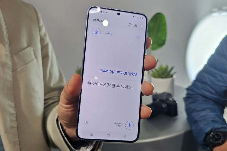 Fitur penerjemah AI di Galaxy S24 series.