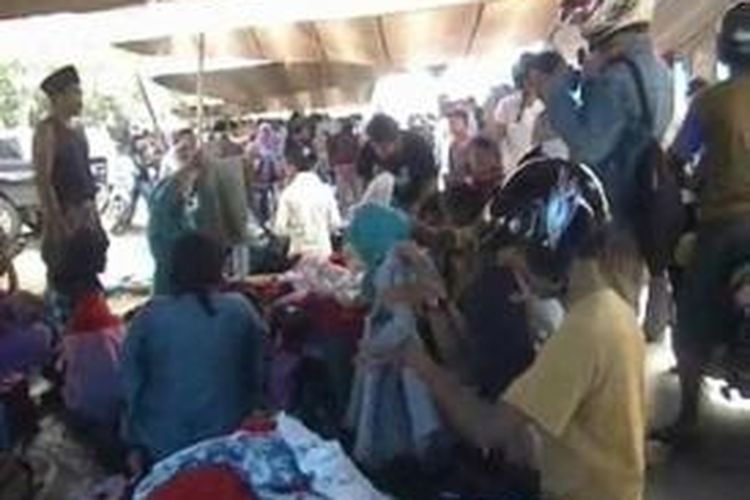 Keramaian di pasar pakaian bekas yang dikenal warga Polewali Mandar  dengan sebutan cakar. 