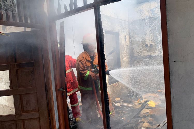 Petugas dari Dinas Damkar Kota Bekasi saat memadamkan api yang melahap habis satu bangunan rumah di Perumahan Kencana Permai, Kaliabang Tengah, Bekasi Utara, Sabtu (22/4/2023) pagi pukul 10.52 WIB.