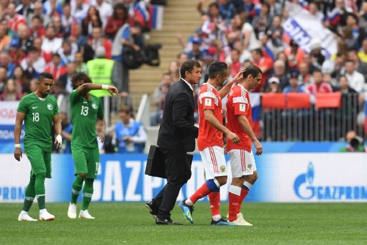 Gelandang timnas Rusia, Alan Dzagoev, harus meninggalkan lapangan pada pertengahan babak pertama laga Piala Dunia 2018 versus Arab Saudi di Stadion Luzhniki lantaran cedera, 14 Juni 2018. 