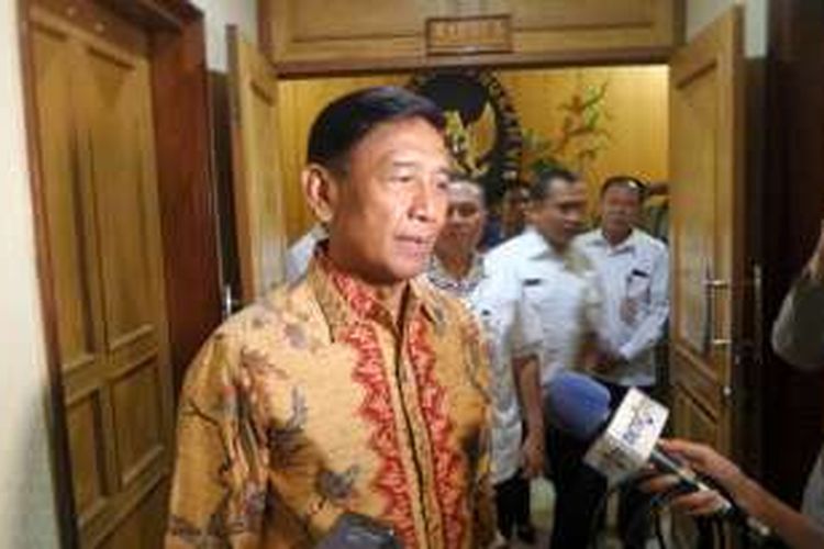 Menteri Koordinator bidang Politik, Hukum dan Keamanan Wiranto saat ditemui di gedung Sekretariat Jenderal Dewan Ketahanan Nasional, Jakarta Pusat, Rabu (9/11/2016).