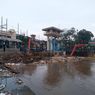 Akibat Hujan Deras Semalam, 800 Meter Kubik Sampah Diangkut dari Pintu Air Manggarai