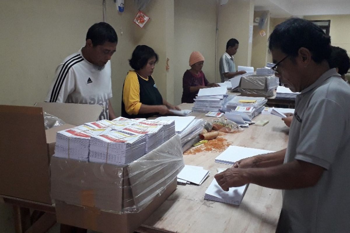 Proses pelipatan surat suara di Kantor KPU Jakarta Utara, Senin (4/3/2019).
