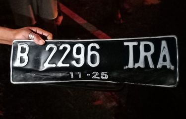 Pelat nomor mobil terduga pelaku tabrak lari yang ditemukan di lokasi kejadian di persimpangan Jalan Raya Puputan - Jalan Letda Tantular, Renon, Denpasar, pada Senin (13/6/2022). /DOK. Humas Polresta Denpasar