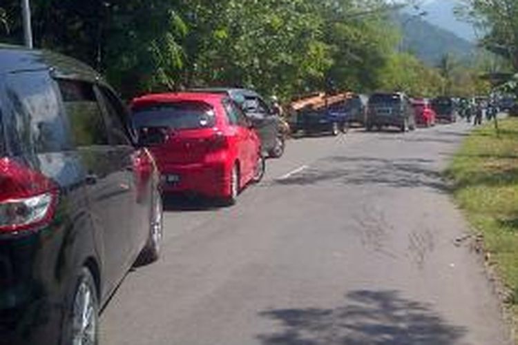 Para pengendara motor dan mobil di Polewali Mandar Sulawesi Barat meberi penghormatan kepada para pahlawan dengan cara menghentikan kendaraan mereka di jalan tepat pukul 9.00 wita sambil memberi penghormatan kepada para pahlawan.