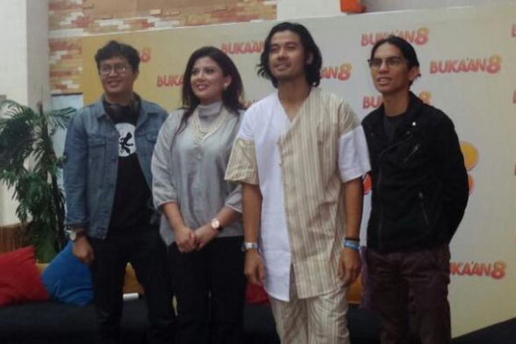 Angga Dwimas Sasongko (paling kanan) bersama (dari kiri ke kanan) Salman Aristo, Lala Karmela, dan Chicco Jerikho menghadiri pemutaran film Bukaan 8, di Epicentrum Walk XXI, Kuningan, Jakarta Selatan, pada Senin (20/2/2017).
