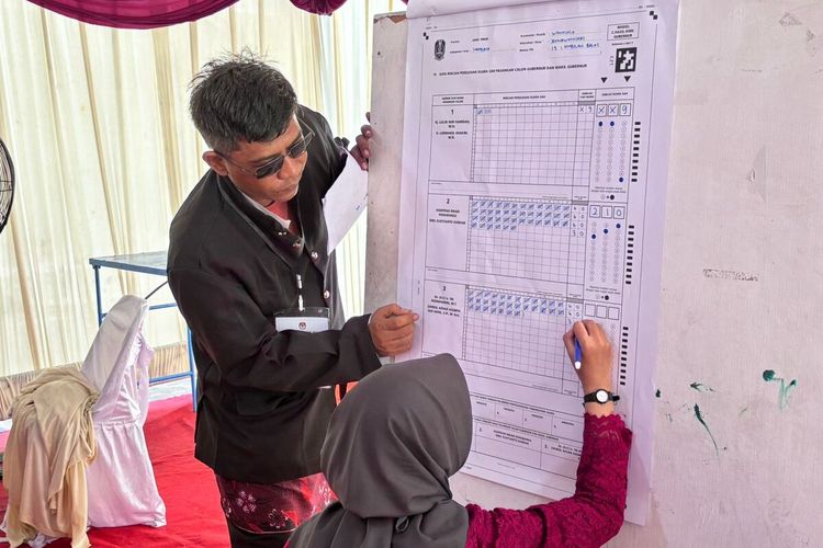 Suara Risma Sempat Unggul di TPS Khofifah Nyoblos
