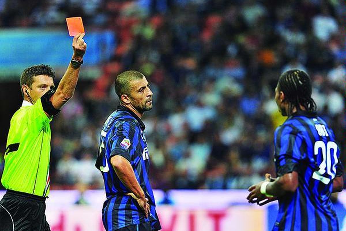 Wasit Italia, Gianluca Rocchi (kiri), memberi kartu merah kepada pemain Inter Milan asal Nigeria, Joel Obi (kanan), dalam laga Liga Serie A, Inter Milan versus Napoli, di Stadion Giuseppe Meazza, Sabtu (1/10). Inter kalah 0-3 dan pelatih Claudio Ranieri menyalahkan Rocchi yang membuat Inter hanya bermain dengan 10 pemain.