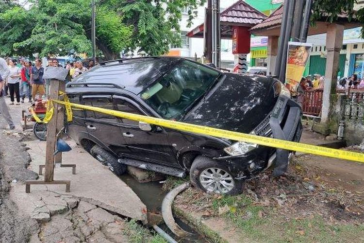 Pajero sport warna hitam plat BG 1068 IN menabrak penjual gorengan, di Jalan RE Martadinata Lemabang, Palembang, Selasa (15/11/2022). Sopir mobil merupakan seorang wanita berprofesi Kowal TNI AL 


