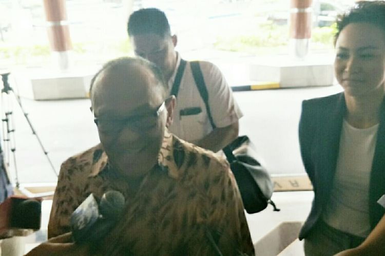 Ketua Dewan Pembina Partai Golkar Aburizal Bakrie tiba di Rumah Sakit Pusat Angkatan Darat (RSPAD) Gatot Subroto, Jakarta Pusat, untuk jenguk Menteri Koordinator Bidang Politik, Hukum, dan Keamanan Wiranto, Minggu (13/10/2019).
