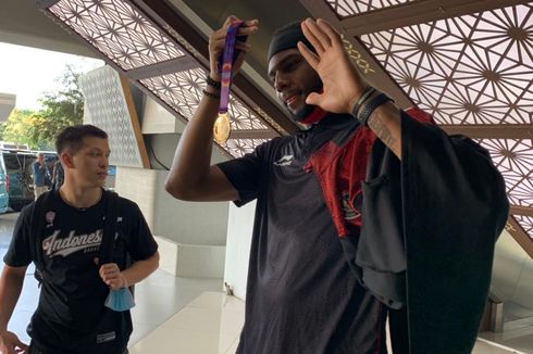 Timnas Basket Tiba di Indonesia, Marques Bolden Tebar Senyuman, Tunjukkan Emas SEA Games 2021