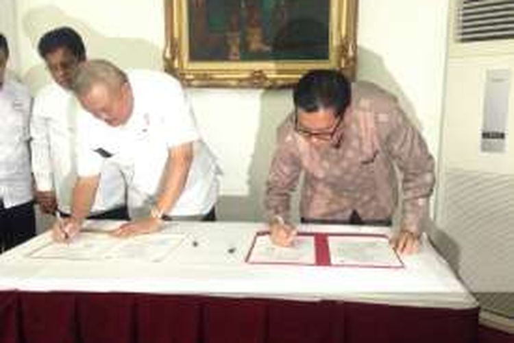 Gubernur Sumatera Selatan Alex Noerdin dan Direktur Utama Perumnas Himawan Arief menandatangani nota kesepahaman untuk pembangunan proyek Wisma Atlet di Jakabaring, Palembang, di Griya Agung, Palembang, Rabu (18/5/2016).