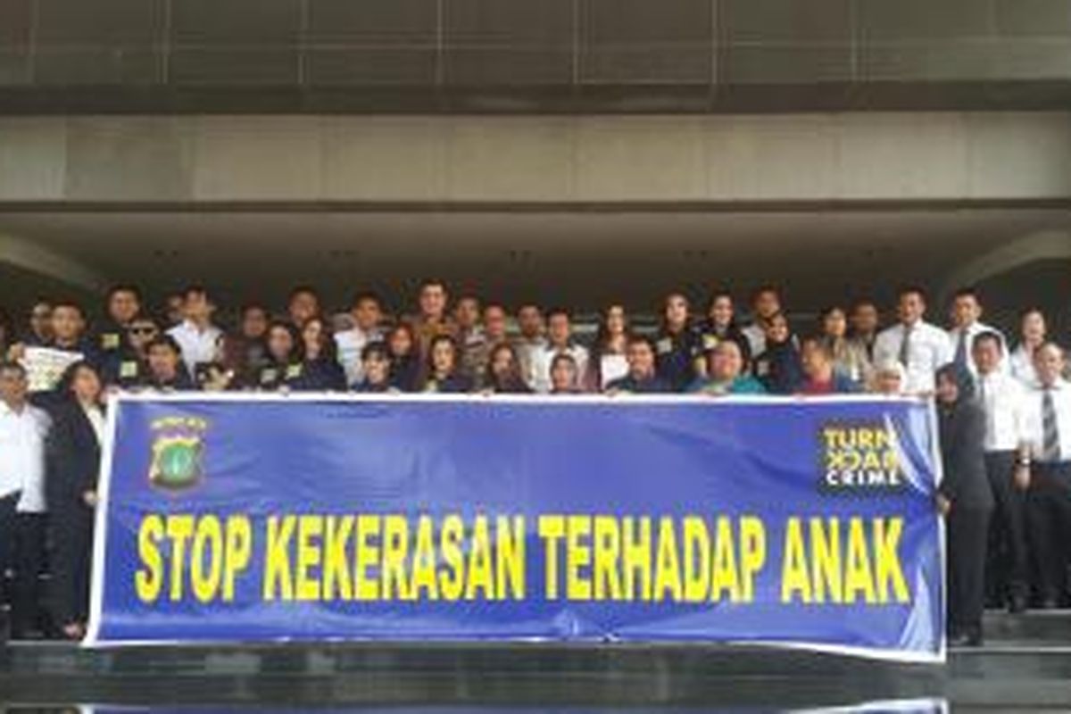 Artis Ibu Kota dan Polda Metro Jaya deklarasi 'Stop Kekerasan Terhadap Anak' di Mapolda Metro Jaya, Jakarta, Senin (19/10/2015).