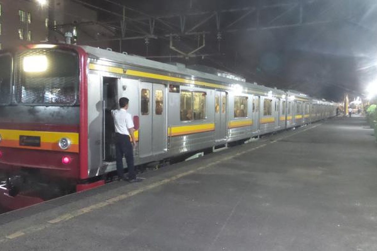 Rangkaian kereta rel listrik (KRL) commuterline dengan formasi 12 kereta saat berhenti di Stasiun Gondangdia, Jakarta Pusat, Selasa (22/9/2015)