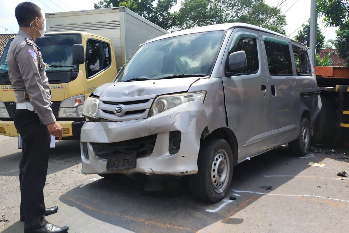 Petugas dari Satlantas Polres Jombang melakukan olah TKP setelah terjadi kecelakaan di traffic light simpang empat Pandanwangi, Kabupaten Jombang, Jawa Timur, Senin (10/1/2022).