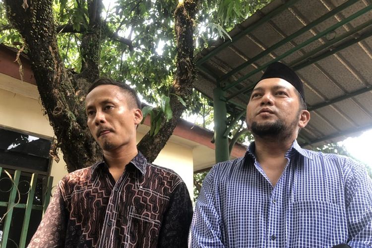 Adik ipar Taufik Hidayat, Rizkqlah Hasan (kanan) dan adik kandung Taufik Hidayat, Ade Hendrawan (kanan) di TPU Munjul, Jakarta Timur, Rabu (27/7/2023).