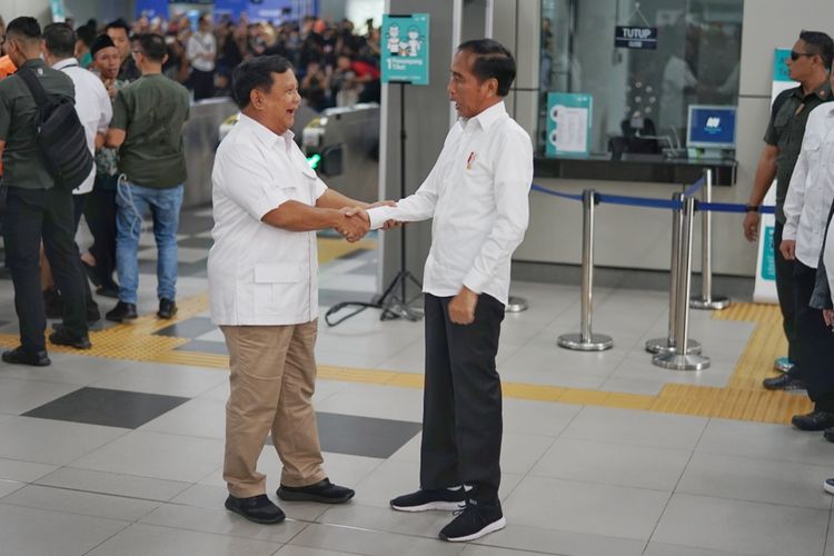 Presiden Joko Widodo dan rivalnya di Pilpres 2019 Prabowo Subianto akhirnya bertemu. Pertemuan terjadi di stasiun MRT Lebak Bulus, Jakarta Selatan, Sabtu (13/7/2019).
