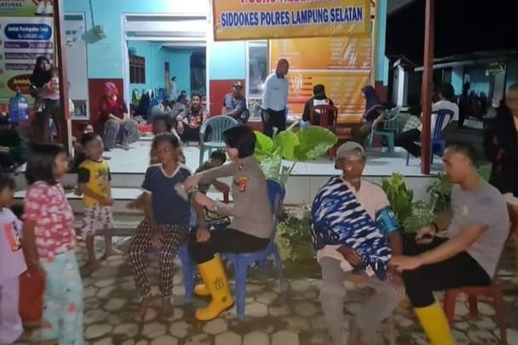 Proses evakuasi warga Kecamatan Candipuro yang sempat terisolir lantaran akses jalan utama desa rusak diterjang banjir, Jumat (27/10/2022) malam.