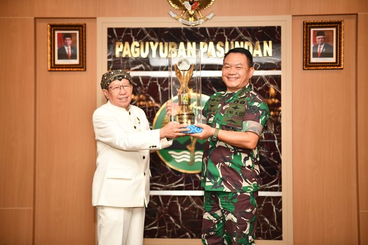 Kepala Staf Angkatan Darat (KSAD) Jenderal Dudung Abdurachman dianugerahi gelar kehormatan adat dari Pengurus Besar Paguyuban Pasundan, Bandung, Jawa Barat, Senin (29/8/2022).