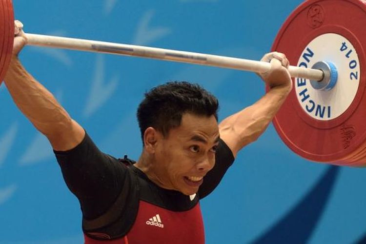 Atlet angkat besi Indonesia, Eko Yuli Irawan, mencoba mengangkat beban pada kelas 62 kg Asian Games 2014 di Incheon, Korea Selatan, Minggu (21/9/2014).