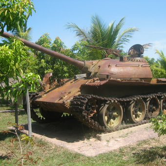 Tugu peringatan perang saudara (1970 dan 1975) di Siem Reap, Kamboja, dengan bangkai tank tempur utama T-54 buatan Soviet yang digunakan selama perang.