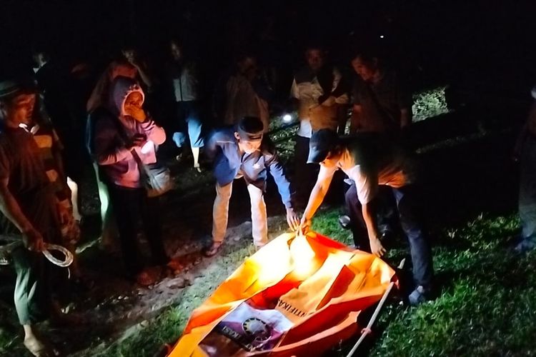 Polisi dan masyarakat saat mengevakusi jenazah wanita inisial RS yang ditemukan tewas membusuk di Sungai Buaya, Desa Mabar Kabupaten Deli Serdang, Rabu (26/6/2024)