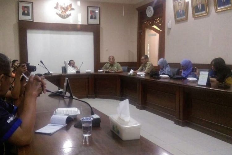 Kepala Badan Kepegawaian, Pendidikan dan Pelatihan Daerah (BKPPD) Solo, Rakhmat Sutomo memberikan penjelasan perekrutan seleksi penerimaan CASN Solo kepada wartawan Senin (24/9/2018). 