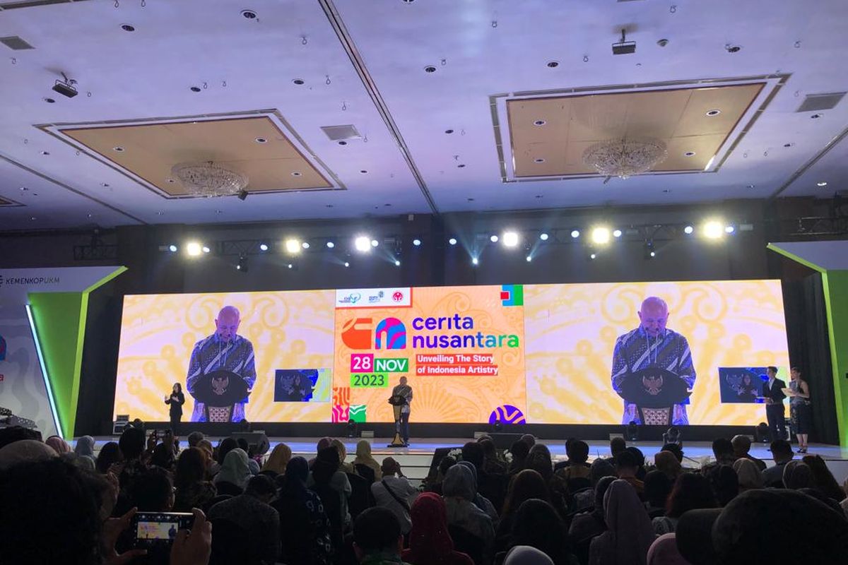 Menteri Koperasi dan UKM Teten Masduki dalam pembukaan acara Cerita Wastra, di Senayan JCC Hall, Selasa (28/11/2023).