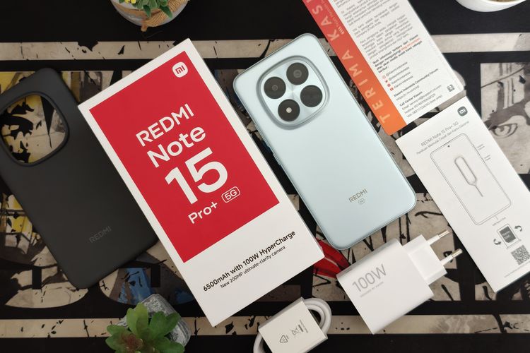 Isi kotak kemasan Redmi Note 15 Pro Plus. Ada softcase, adapter charger 100 watt, kabel data USB-C ke USB-A, SIM ejector, buku panduan dan kartu garansi.