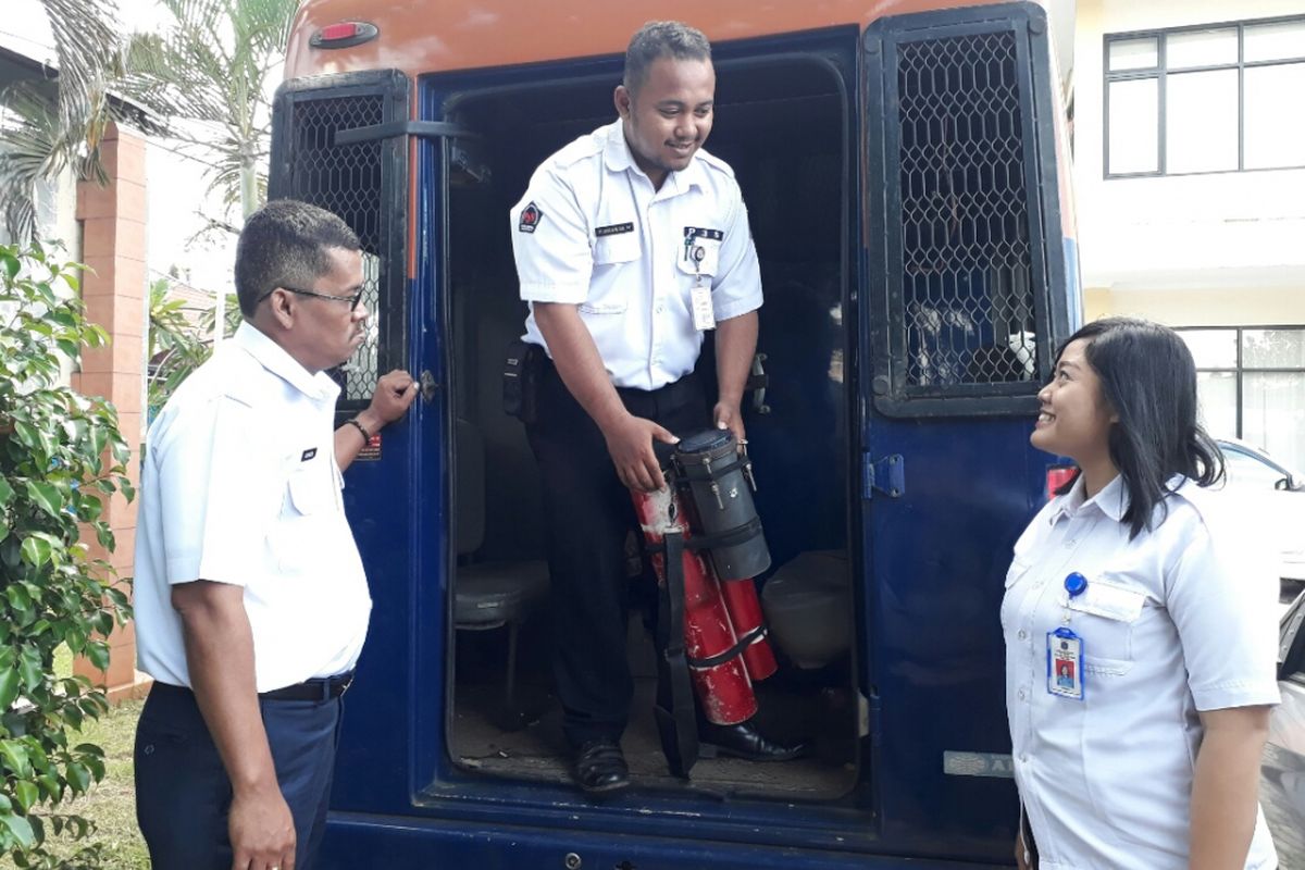 Kepala Seksi Rehabilitasi Sosial Sudin Sosial Kota Jakarta Timur, Heryanto (kiri), Koordinator P3S Sudin Sosial Jaktim Kurniawan Muhammad (tengah) dan Petugas TRC P3S Sudin Sosial Jaktim Sunarti, saat ditemui di Kantor Sudin Jaktim, Rabu (5/4/2017).