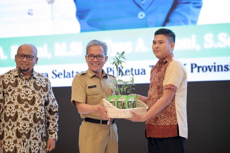 Sekretaris Daerah (Sekda) Provinsi Sumatera Selatan S A Supriono menyerahkan bantuan bibit dan benih cabai secara simbolis kepada sejumlah perwakilan sekolah di Sumsel.
