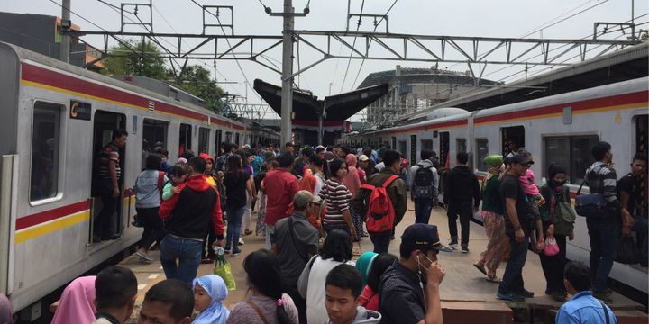 Keramaian penumpang KRL commuter line di peron Stasiun Duri, Jakarta Barat, Kamis (17/8/2017). 