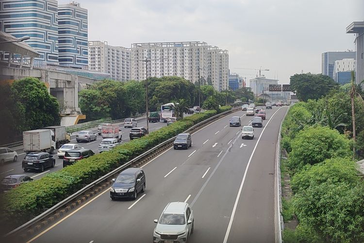 Lalu Lintas Tol Jakarta Selasa Pagi: Padat di Sejumlah Titik, Contraflow Diberlakukan