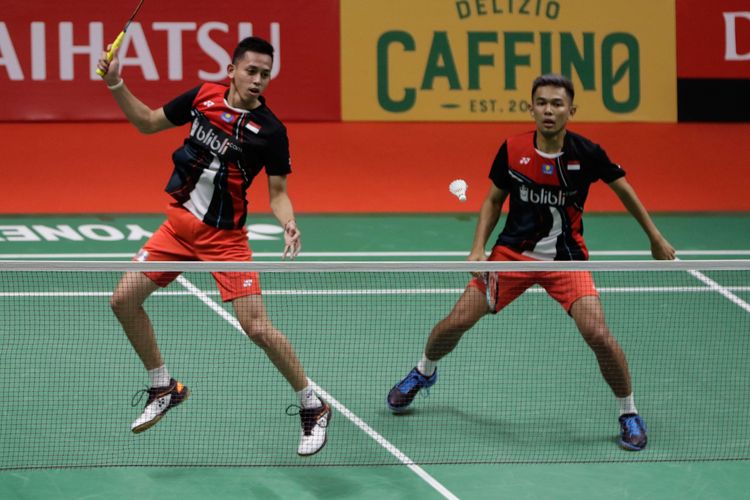 Ganda putra Indonesia, Fajar Alfian dan Muhammad Rian Ardianto bertanding melawan ganda putra Indonesia, Mohammad Ahsan Ahsan dan Hendra Setiawan pada pertandingan semifinal Daihatsu Indonesia Masters 2020 di Istora Senayan Jakarta, Sabtu (18/1/2020). Ahsan dan Setiawan melaju ke final setelah menang 21-12, 18-21, dan 21-17.