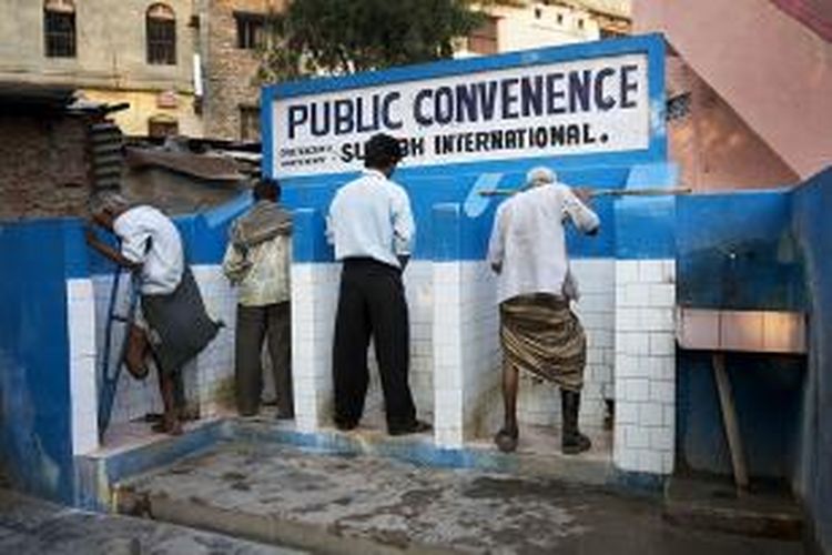 Toilet umum di jalanan di Varanasi Benares di India