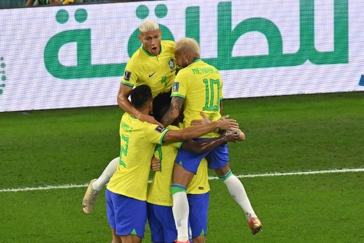 Hasil Brasil vs Korea Selatan memperlihatkan momen para pemain Negeri Samba merayakan gol Vinicius Junior. Laga babak 16 besar Piala Dunia 2022 Brasil vs Korea Selatan berlangsung di Stadium 974 di Doha pada Selasa (6/12/2022) dini hari WIB.