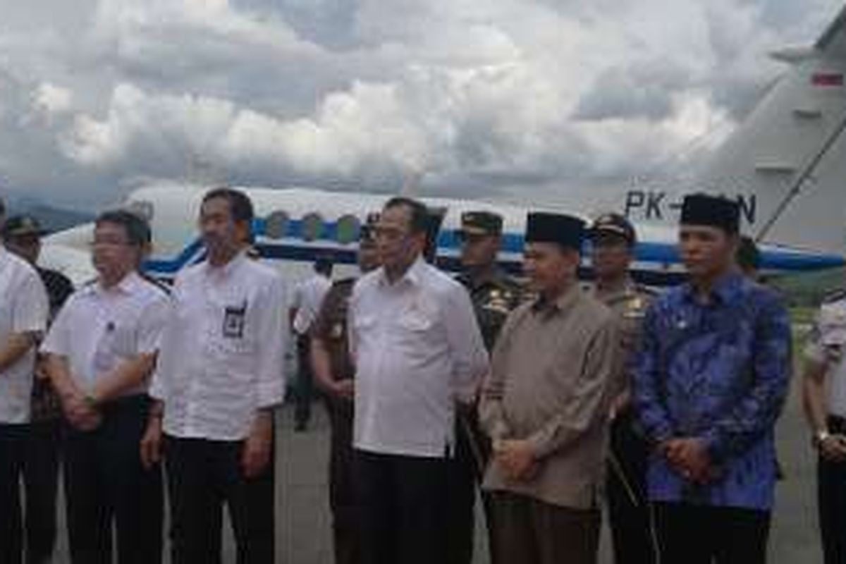 Menteri Perhubungan Budi Karya Sumadi saat tiba di Bandara Depati Parbo, Kabupaten Kerinci,  Minggu (20/11/2016)