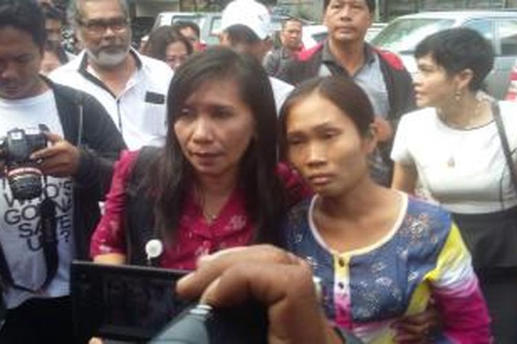 Anggota Pusat Pelayanan Terpadu Pemberdayaan Perempuan dan Anak Kota Denpasar, Siti Sapurah (kiri), dan ibu kandung Angeline, Hamidah