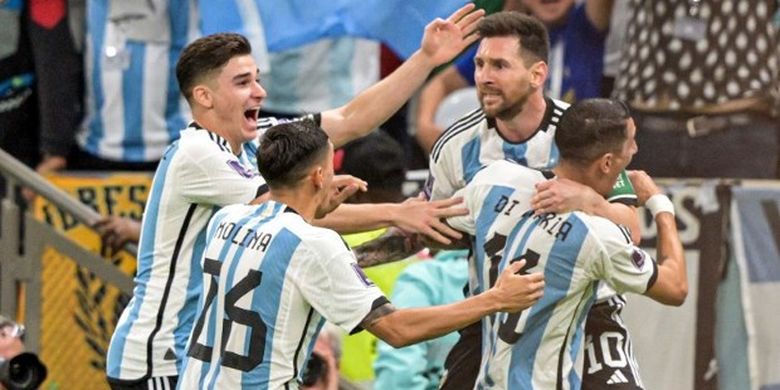 Kapten timnas Argentina, Lionel Messi (10), merayakan gol bersama rekan-rekan setimnya dalam laga Grup C Piala Dunia 2022 kontra Meksiko di Stadion Lusail, Qatar, pada Sabtu (26/11/2022). Selanjutnya, Argentina akan melakoni laga melawan Australia di babak 16 besar Piala Dunia 2022, Minggu (4/12/2022) dini hari WIB. Terkini, timnas Argentina akan melawan timnas Indonesia pada FIFA Matchday di Jakarta, 19 Juni 2023 mendatang.