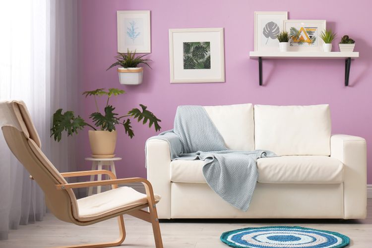 Ilustrasi ruang keluarga dengan cat dinding ungu.